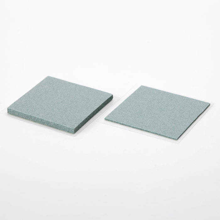 写真：熱伝導シート（厚さ1.0mm）（HF-SC441）：HF-SC443（左）とHF-SC441（右）