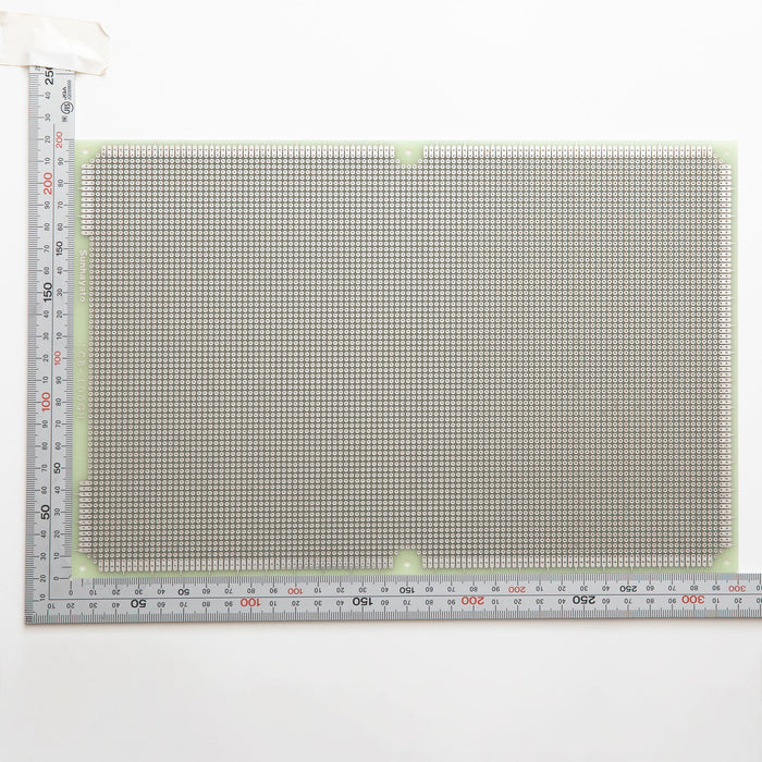 写真：ユニバーサル基板（ガラスエポキシ両面／200×300×1.6t）（ICB-100GH）：はんだ面