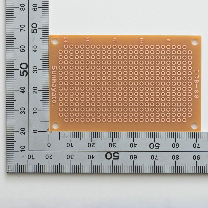 写真：小型ユニバーサル基板（紙フェノール片面／47×72×1.6t）（ICB-88）：はんだ面