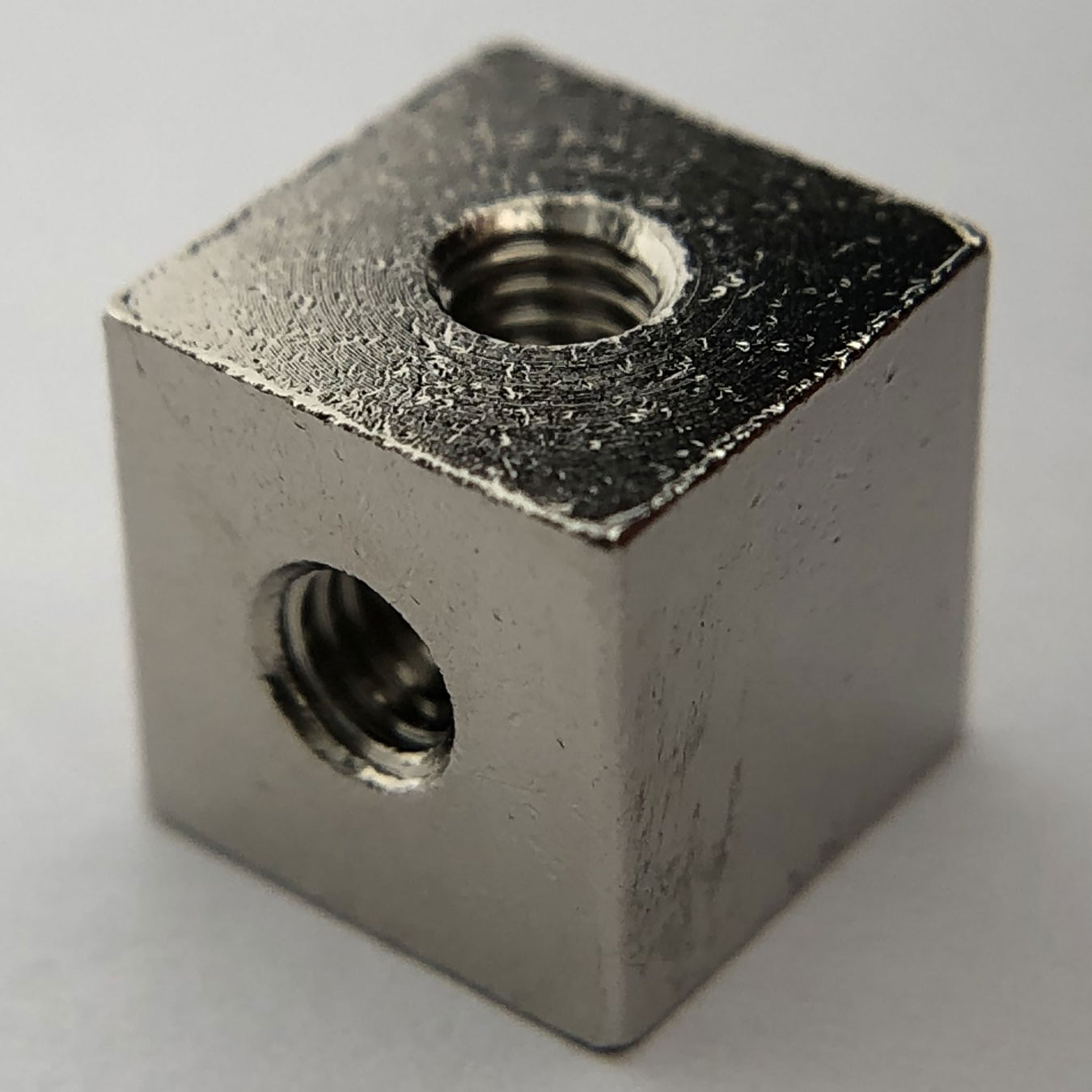 写真：基板垂直取付用ブロック（8mm角）（SBB-002）：本体外観