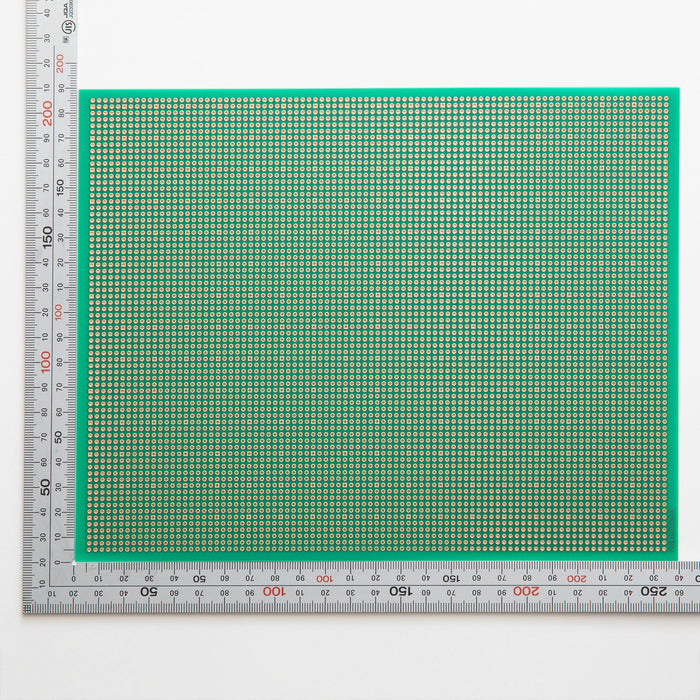 写真：薄型ユニバーサル基板（ガラスエポキシ両面／190×240×0.4t）（UB-THN02）：部品面