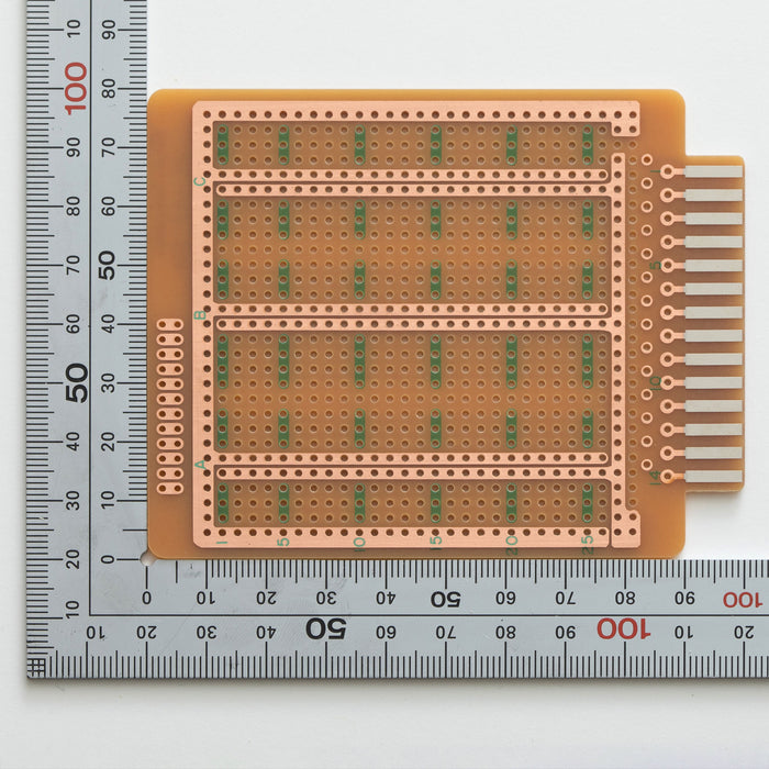 写真：※在庫限り※端子付きユニバーサル基板（紙フェノール両面／80×100×1.6t）（UK-14P-5M(70)）：部品面