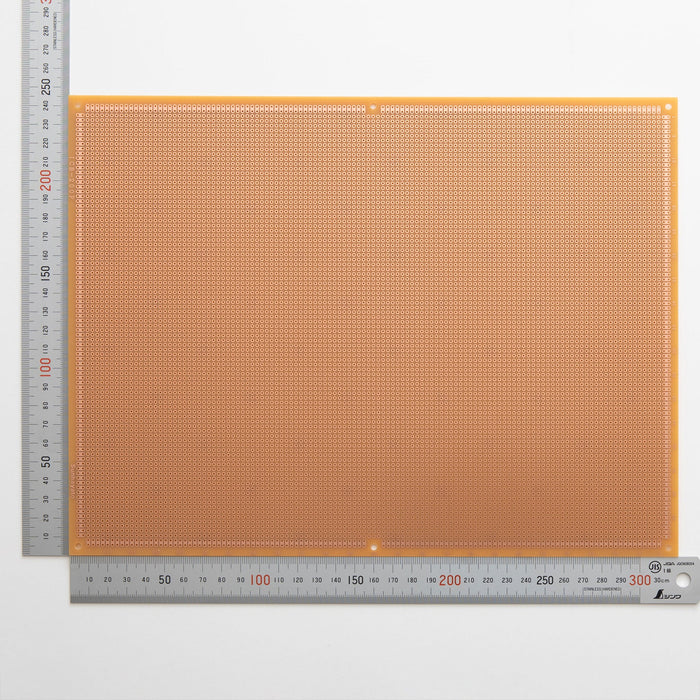 写真：ユニバーサル基板（紙フェノール片面／245×320×1.6t）（ICB-200P）：はんだ面