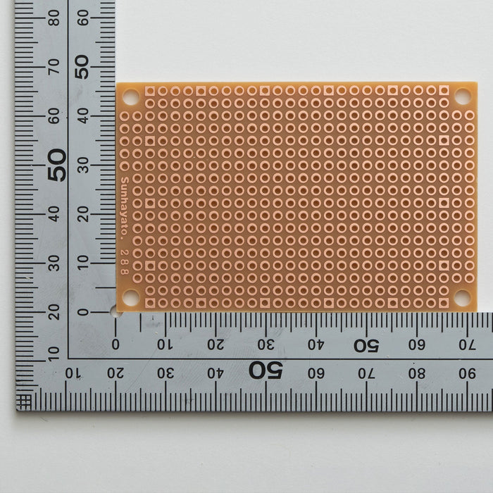 写真：小型ユニバーサル基板（紙フェノール片面／47×72×1.6t）（ICB-288）：はんだ面