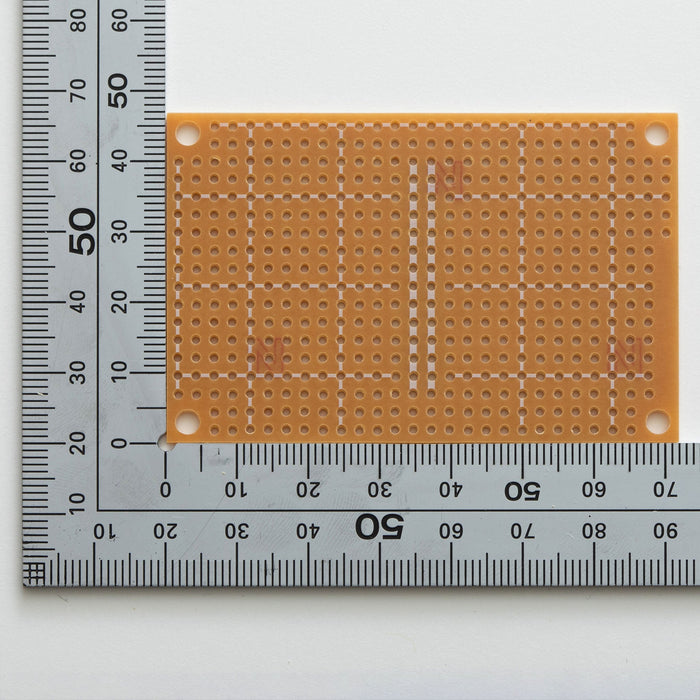 写真：小型ユニバーサル基板（紙フェノール片面／47×72×1.6t）（ICB-288U）：部品面