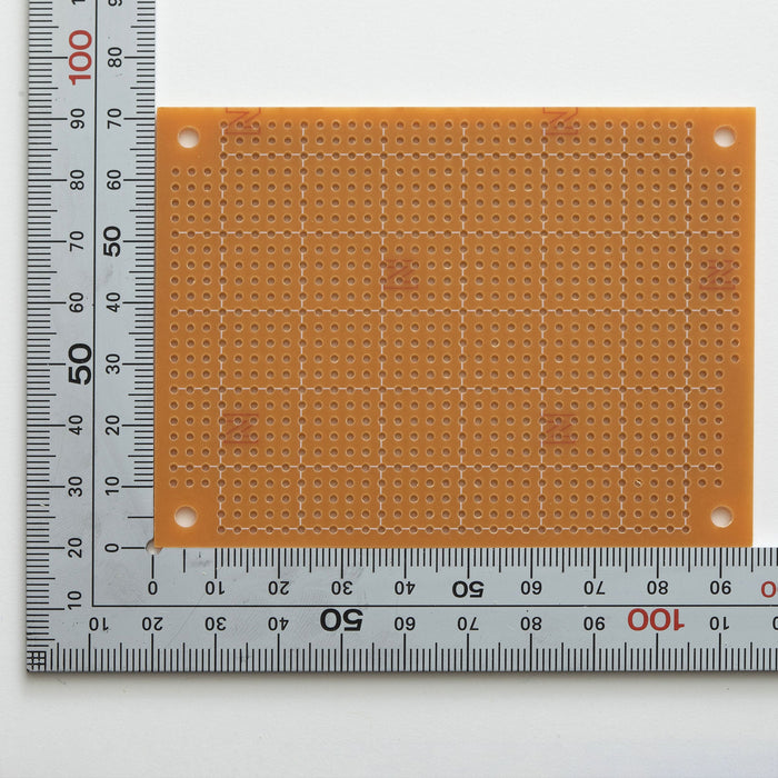 写真：小型ユニバーサル基板（紙フェノール片面／72×95×1.6t）（ICB-293）：部品面