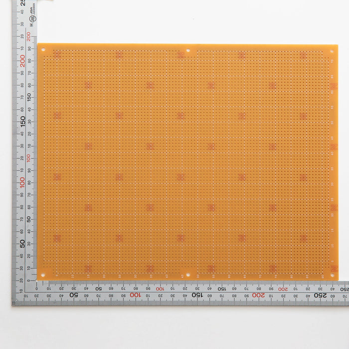写真：ユニバーサル基板（紙フェノール片面／195×245×1.6t）（ICB-500F）：部品面