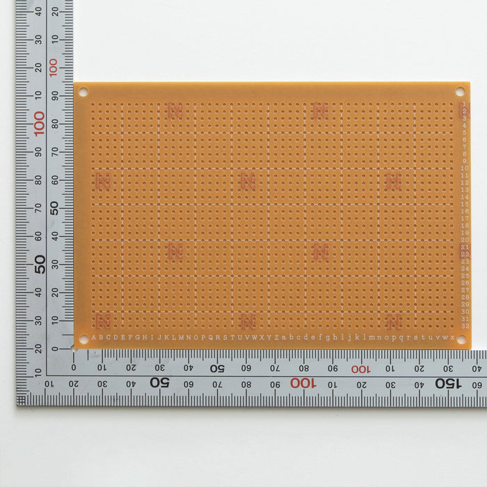 写真：ユニバーサル基板（紙フェノール片面／95×138×1.6t）（ICB-505）：部品面