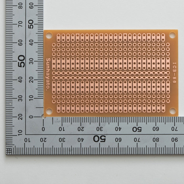 写真：小型ユニバーサル基板（紙フェノール片面／47×72×1.6t）（ICB-86）：はんだ面