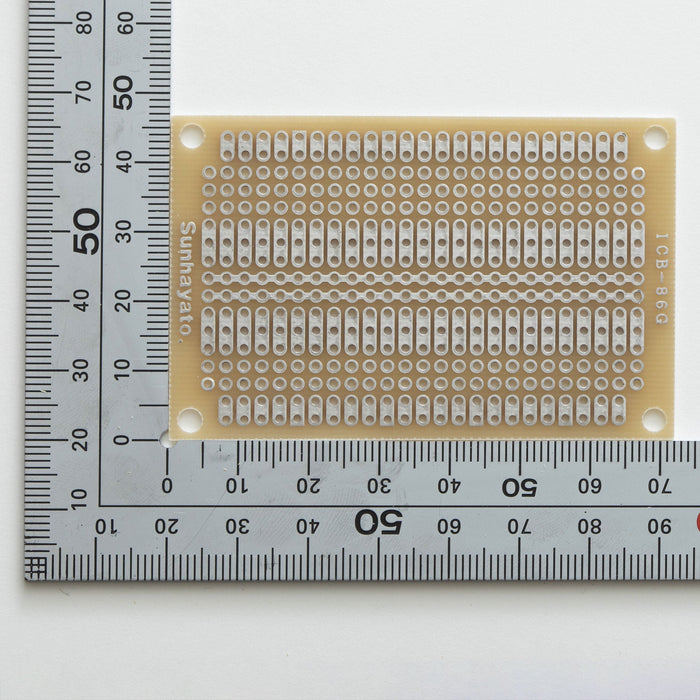 写真：小型ユニバーサル基板（ガラスコンポジット片面／47×72×1.2t）（ICB-86G）：はんだ面