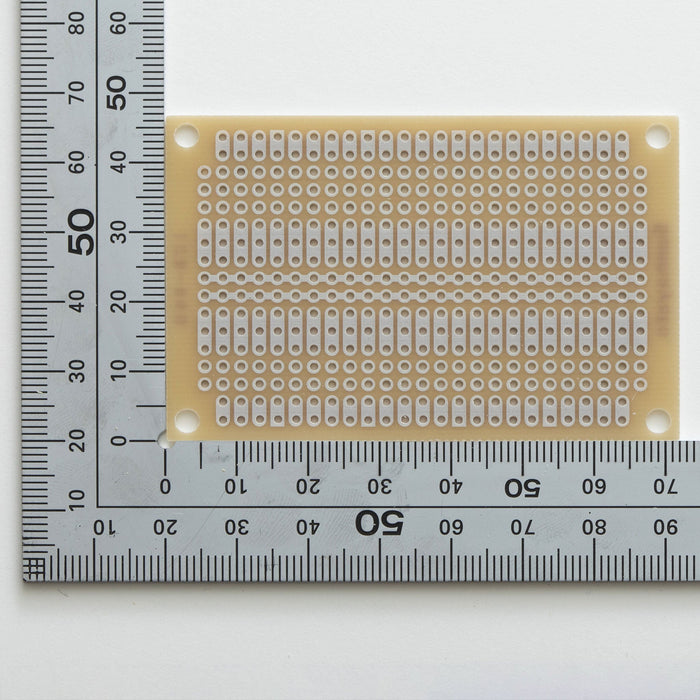 写真：小型ユニバーサル基板（ガラスコンポジット片面／47×72×1.2t）（ICB-86G）：部品面