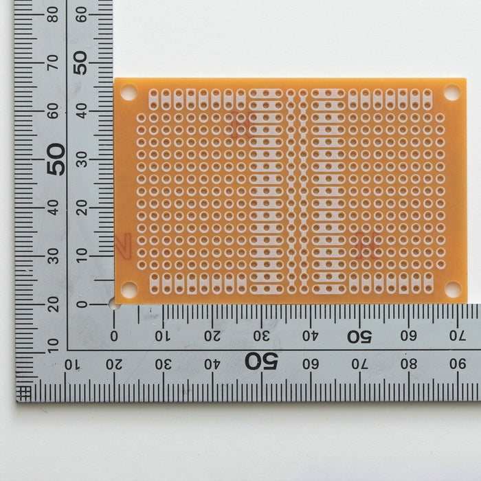 写真：小型ユニバーサル基板（紙フェノール片面／47×72×1.6t）（ICB-87）：部品面