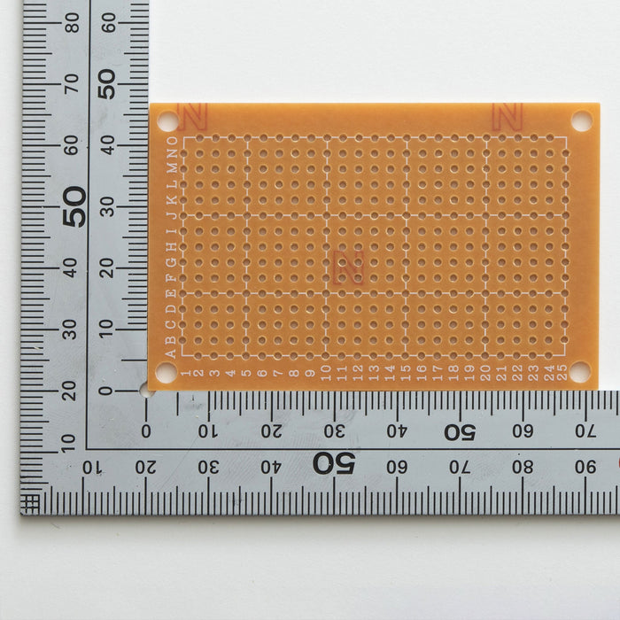 写真：小型ユニバーサル基板（紙フェノール片面／47×72×1.6t）（ICB-88）：部品面