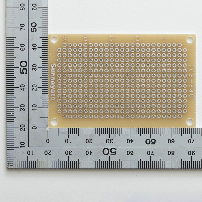 写真：小型ユニバーサル基板（ガラスコンポジット片面／47×72×1.2t）（ICB-88G）：はんだ面