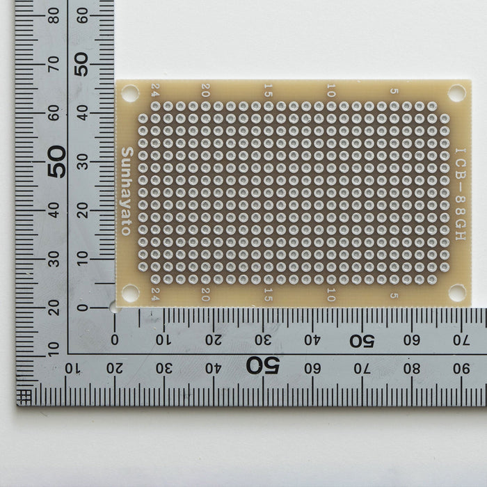 写真：小型ユニバーサル基板（ガラスコンポジット両面／47×72×1.2t）（ICB-88GH）：はんだ面