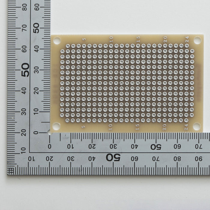 写真：小型ユニバーサル基板（ガラスコンポジット両面／47×72×1.2t）（ICB-88GH）：部品面