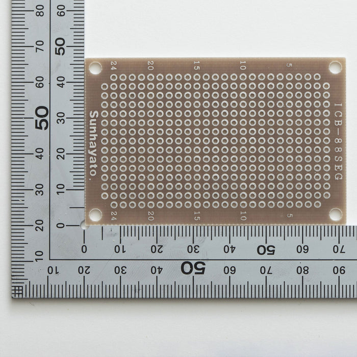 写真：小型ユニバーサル基板（ガラスコンポジット両面／47×72×1.2t）（ICB-88SEG）：はんだ面