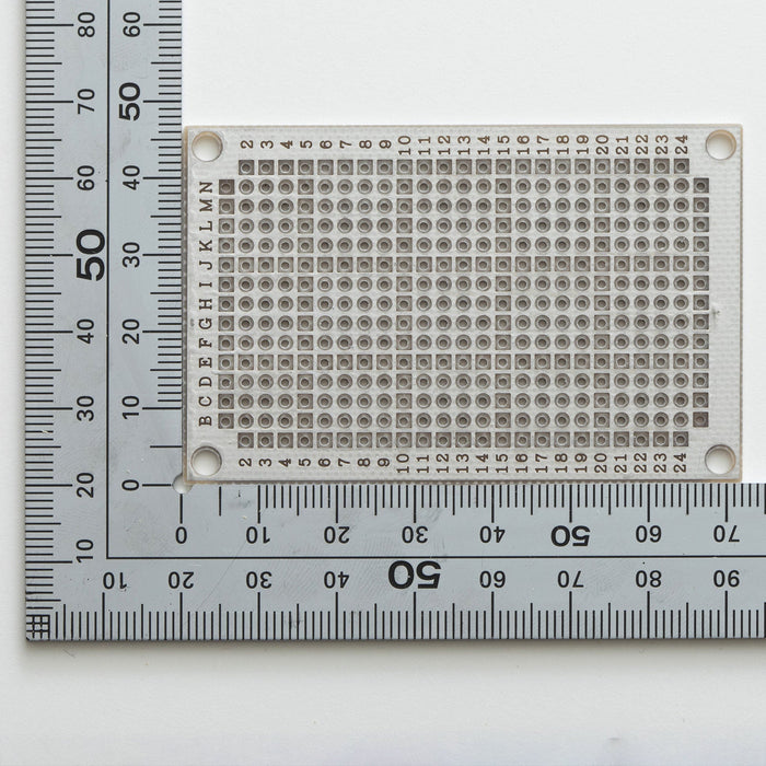 写真：小型ユニバーサル基板（ガラスコンポジット両面／47×72×1.2t）（ICB-88SEG）：部品面