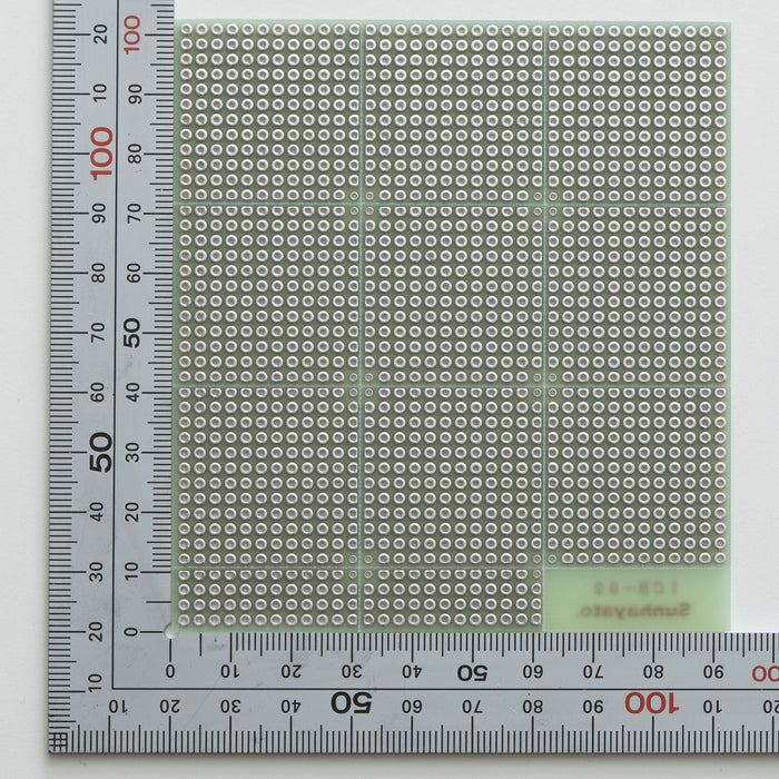 写真：Vカット入りユニバーサル基板（ガラスエポキシ両面／102.87×92.71×1.0t）（ICB-92）：部品面