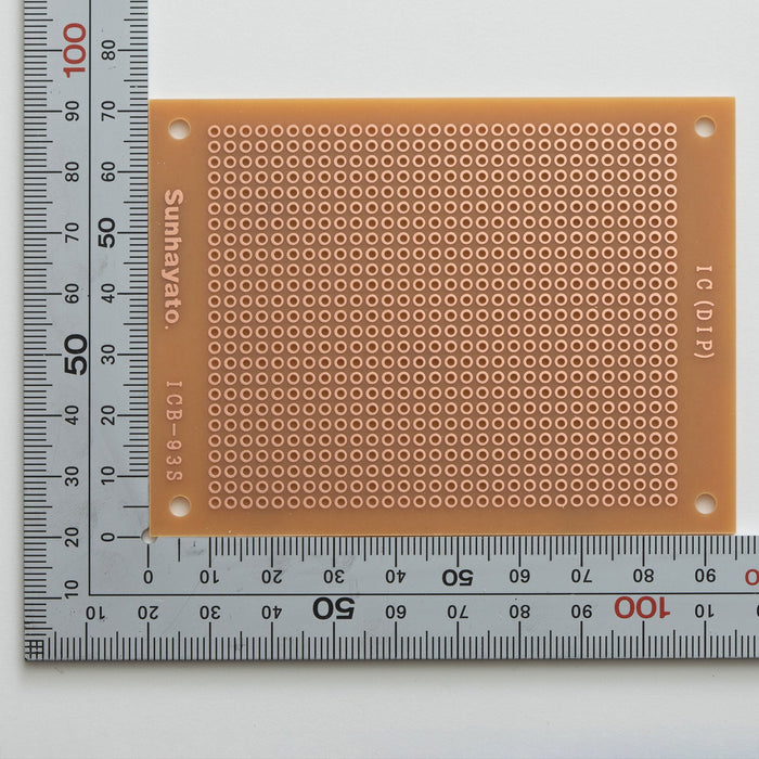 写真：小型ユニバーサル基板（紙フェノール片面／72×95×1.6t）（ICB-93S）：はんだ面