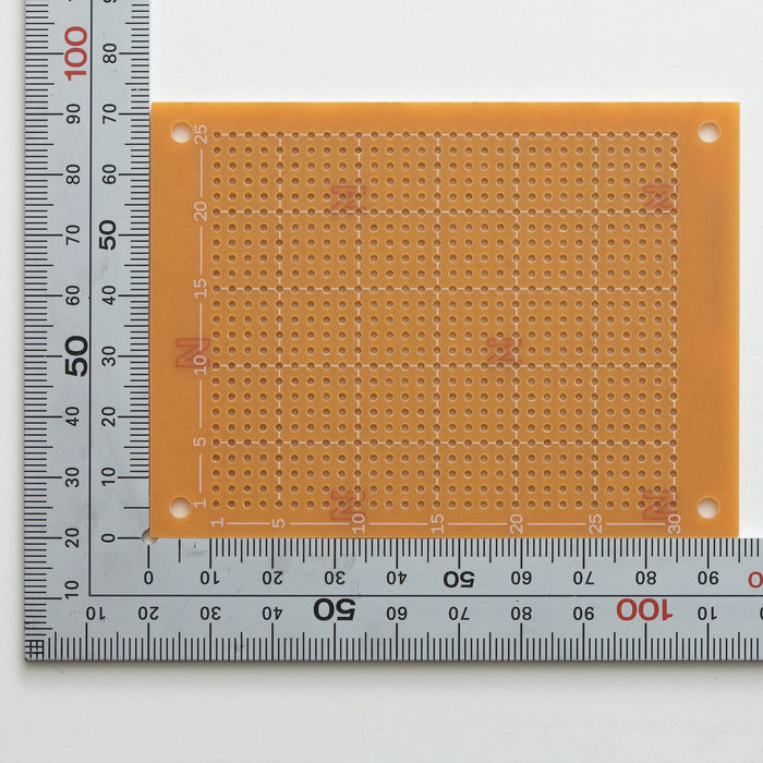 写真：小型ユニバーサル基板（紙フェノール片面／72×95×1.6t）（ICB-M93S）：部品面