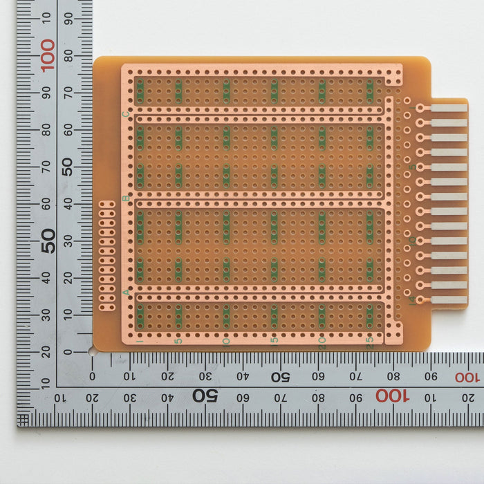 写真：端子付きユニバーサル基板（紙フェノール両面／80×100×1.6t）（UK-14P-5M(70)）：部品面